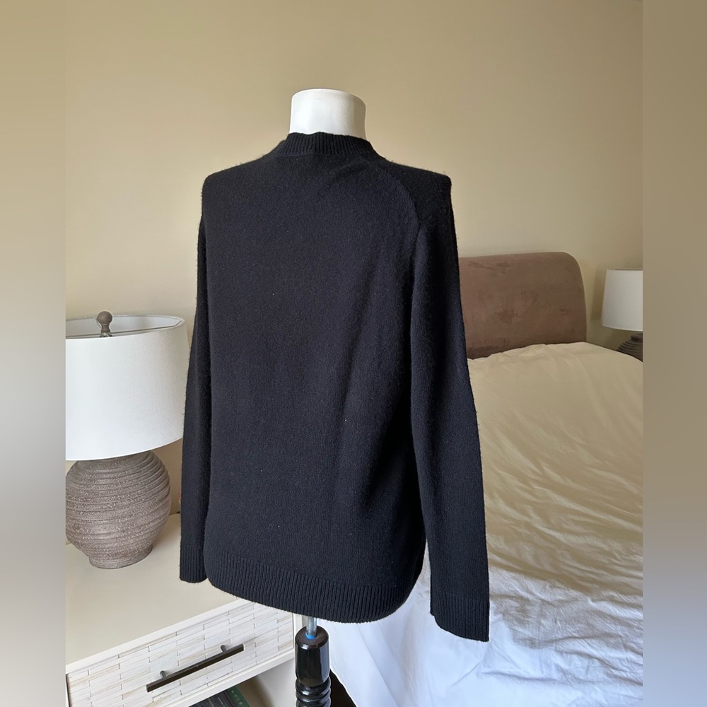 Women’s Theory Cashmere Crewneck Sweater in Black - Picture 3 of 9